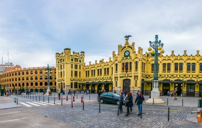 Na-adọrọ mmasị Train Stations na Spen
