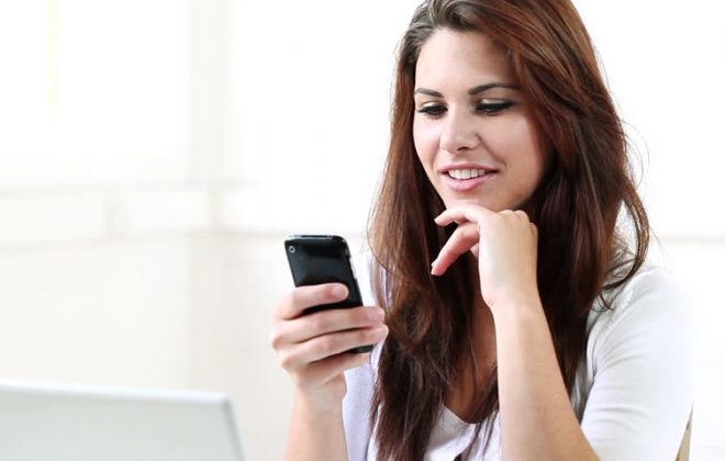 kvinde, der tjekker hendes apps