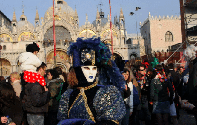 I costumi sono parte dell'esperienza in Festival inverno in Europa