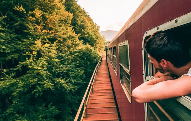 tren yolculuğunun dışına bakmak