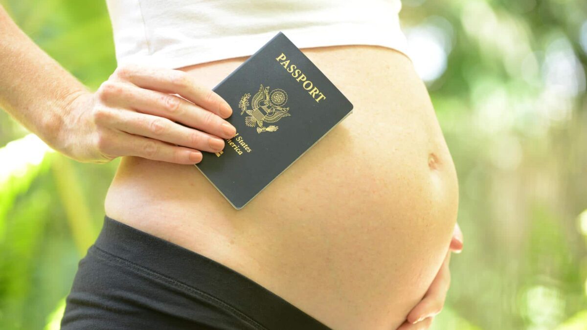 wanita hamil dengan pasport