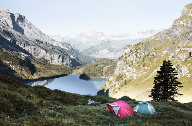 acampando junto al lago