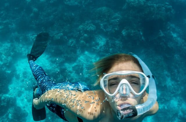 snorkeling femminile sott'acqua