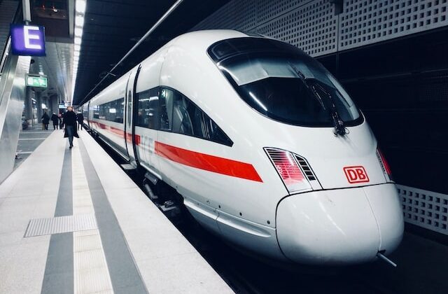 DB Train ລໍຖ້າຢູ່ສະຖານີລົດໄຟ